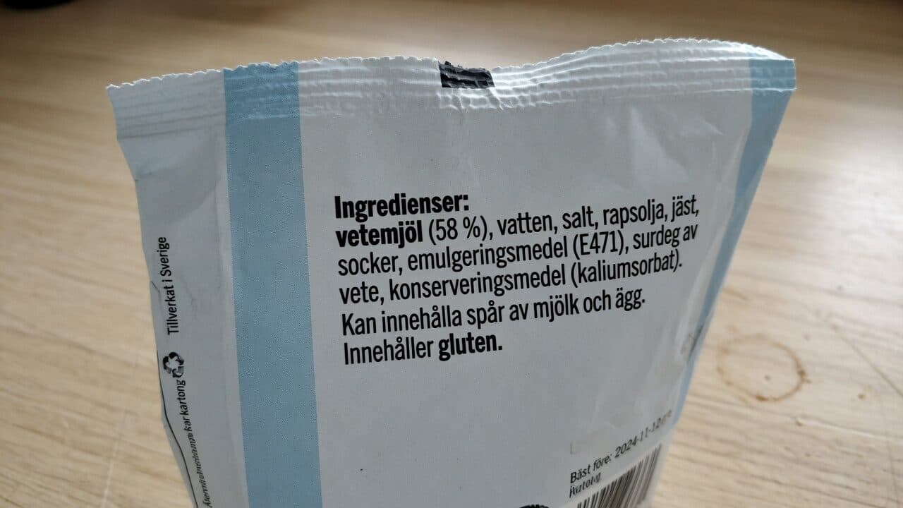 Baksidan av en matförpackning där vetemjöl står i fetstil i innehållsförteckningen